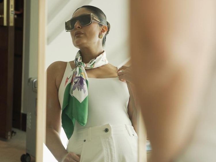 Kareena Kapoor Tampil Santai Nan Elegan Hadiri F1 Singapura