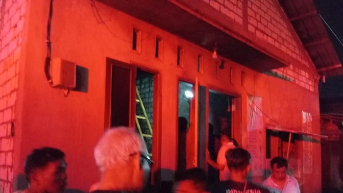 Rumah warga Desa Growong Lor Kecamatan Juwana, Kabupaten Pati terbakar semalam, Minggu (12/10/2026).
