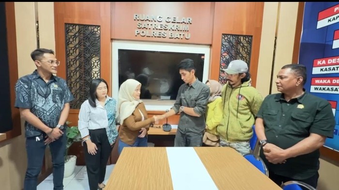 Kedua belah pihak saling bersalaman usai mediasi