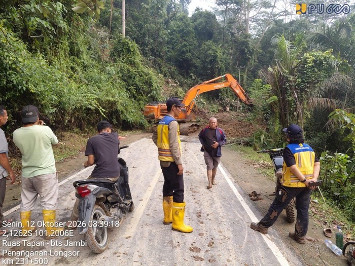 Kementerian Pekerjaan Umum (PU) mempercepat penanganan longsor dan amblas badan jalan di ruas nasional TapanBatas Jambi, Nagari Jangki Ayam, Kecamatan Ranah Ampek Hulu, Kabupaten Pesisir Selatan, Sumatera Barat.
