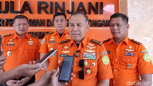 Kepala Basarnas Marsekal Madya TNI Mohammad Syafii (tengah) memberi keterangan pers di Kantor SAR Mataram, Senin (12/10/2026).