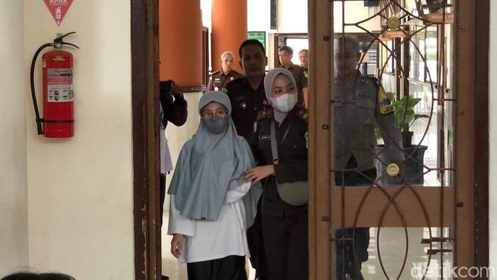 Ketua Yayasan Daycare Little Aresha Jogja, Diyah Kusumastuti alias DK (51) saat sidang tuntutan di PN Jogja, Senin (12/10/2026).