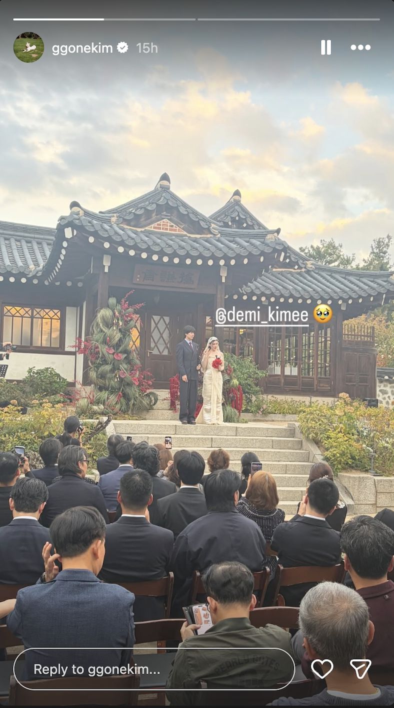 Kim Go Eun menghadiri pesta pernikahan Kim Yong Ji. Kim Go Eun menghadiri pesta pernikahan Kim Yong Ji.