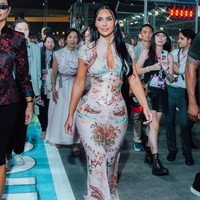 Gaya Kim Kardashian Mencuri Atensi dengan Gaun Cheongsam di F1 GP Singapura