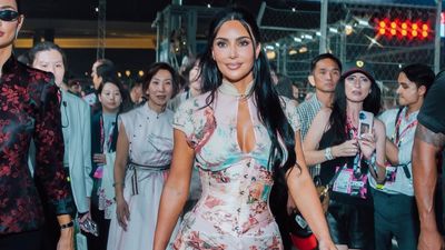 Gaya Kim Kardashian Mencuri Atensi dengan Gaun Cheongsam di F1 GP Singapura