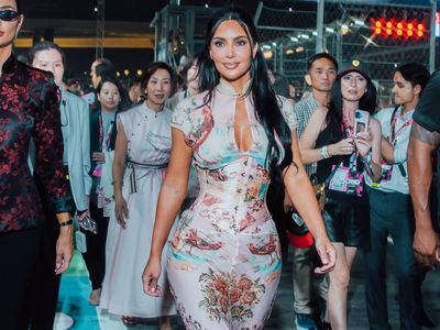 Gaya Kim Kardashian Mencuri Atensi dengan Gaun Cheongsam di F1 GP Singapura