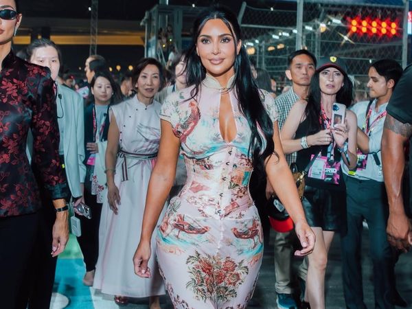 Gaya Kim Kardashian Mencuri Atensi dengan Gaun Cheongsam di F1 GP Singapura