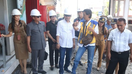 Komisi II dan Komisi III DPRD Buleleng memonitoring proyek drainase dan penataan Jalan Diponegoro, tepatnya di kawasan Pasar Anyar Singaraja, Senin (12/10/2026). (Dok. DPRD Buleleng)