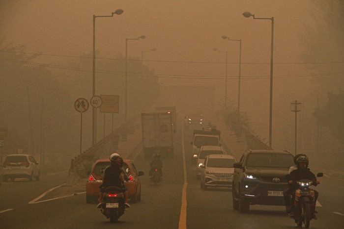 Pengendara motor melintas di Jembatan Kahayan yang diselimuti asap di Palangka Raya, Kalimantan Tengah, Minggu (11/10/2026). Kabut asap dampak kebakaran hutan dan lahan yang menyelimuti Kota Palangka Raya tersebut telah terjadi sekitar akhir Juli 2026 hingga sekarang dan berdasarkan pantauan Indeks Standar Pencemaran Udara (ISPUnet) kualitas udara di Palangka Raya pada Minggu (11/10) pukul 18.00 WIB masuk dalam kategori berbahaya dengan indeks standar pencemaran udara mencapai mencapai 414. ANTARA FOTO/Auliya Rahman/bar