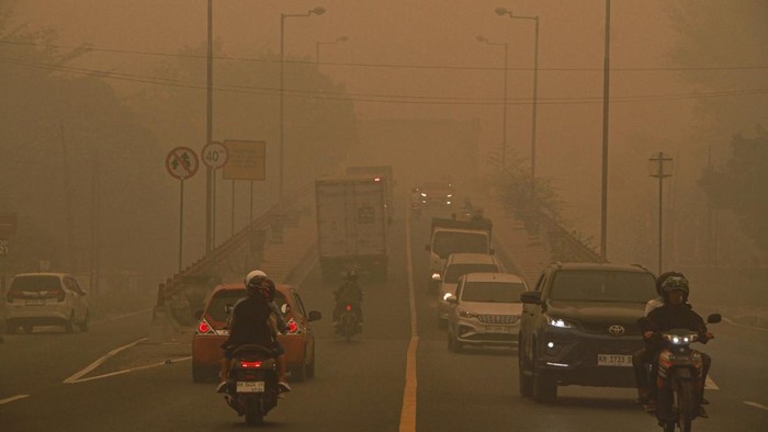 Pengendara motor melintas di Jembatan Kahayan yang diselimuti asap di Palangka Raya, Kalimantan Tengah, Minggu (11/10/2026). Kabut asap dampak kebakaran hutan dan lahan yang menyelimuti Kota Palangka Raya tersebut telah terjadi sekitar akhir Juli 2026 hingga sekarang dan berdasarkan pantauan Indeks Standar Pencemaran Udara (ISPUnet) kualitas udara di Palangka Raya pada Minggu (11/10) pukul 18.00 WIB masuk dalam kategori berbahaya dengan indeks standar pencemaran udara mencapai mencapai 414. ANTARA FOTO/Auliya Rahman/bar
