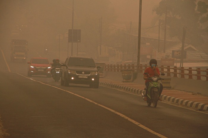 Pengendara motor melintas di Jembatan Kahayan yang diselimuti asap di Palangka Raya, Kalimantan Tengah, Minggu (11/10/2026). Kabut asap dampak kebakaran hutan dan lahan yang menyelimuti Kota Palangka Raya tersebut telah terjadi sekitar akhir Juli 2026 hingga sekarang dan berdasarkan pantauan Indeks Standar Pencemaran Udara (ISPUnet) kualitas udara di Palangka Raya pada Minggu (11/10) pukul 18.00 WIB masuk dalam kategori berbahaya dengan indeks standar pencemaran udara mencapai mencapai 414. ANTARA FOTO/Auliya Rahman/bar