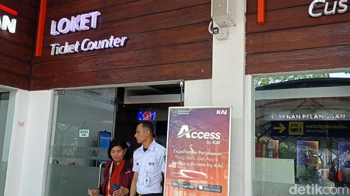 Loket tiket KA di Stasiun Gubeng Surabaya