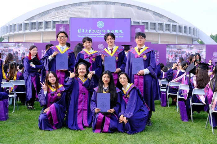 Lulusan Tsinghua University