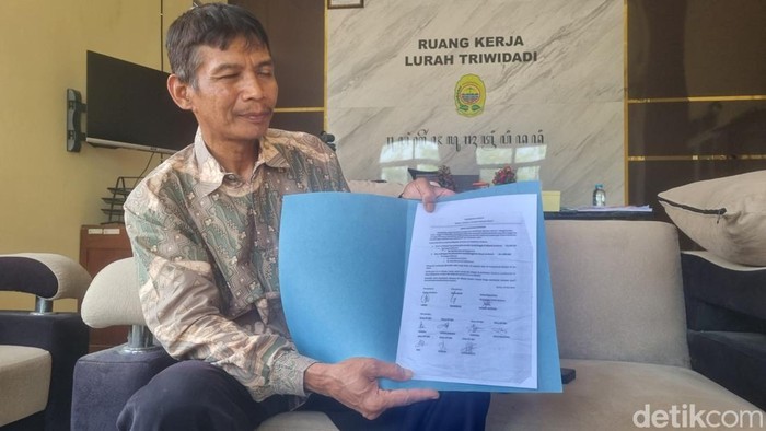 Lurah Triwidadi, Slamet Riyanto saat menunjukkan surat keputusan besama terkait sumbangan Pedukuhan, Senin (12/10/2026).