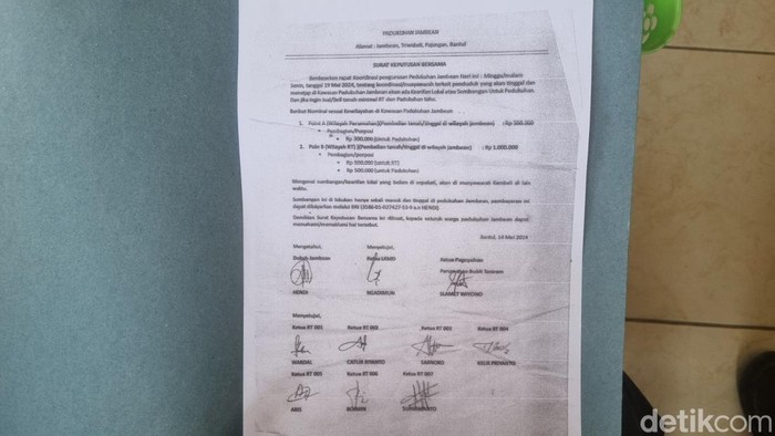 Lurah Triwidadi, Slamet Riyanto saat menunjukkan surat keputusan besama terkait sumbangan Pedukuhan, Senin (12/10/2026).