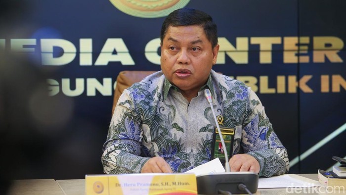 Juru bicara Mahkamah Agung (MA) sekaligus hakim Agung, Heru Pramono memberikan keterangan pers di gedung MA, Jakarta, Senin (12/10/2026) terkait insiden penyiraman air yang dilakukan Koordinator Aliansi Masyarakat Pati Bersatu (AMPB) Supriyono alias Botok kepada juru bicara PN Pati, Retno Lastiani.