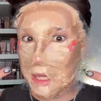 Viral Trik Makeup Pakai Plastik, Diklaim Bisa Hemat Waktu 20 Menit