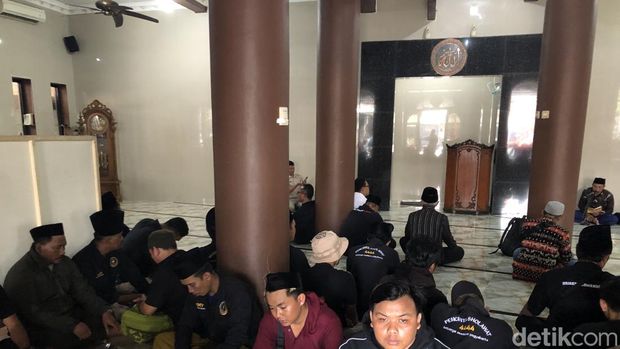 Massa Pedagang Madura Demo di Mapolresta Jogja Masa pedagang Madura demo dan doa bersama di Mapolresta Jogja Senin (12/10) siang