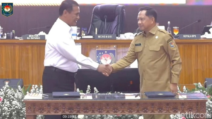 Mendagri Tito Karnavian bersama Mentan Amran Sulaiman meneken Surat Edaran Bersama (SEB) tentang upaya mendukung swasembada pangan berkelanjutan. (M Syahid/detikcom)