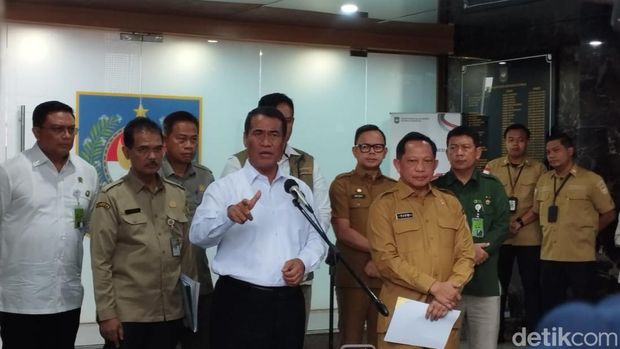 Mendagri Tito Karnavian bersama Mentan Amran Sulaiman meneken Surat Edaran Bersama (SEB) tentang upaya mendukung swasembada pangan berkelanjutan. (M Syahid/detikcom)