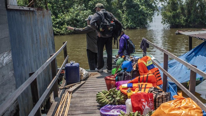 Menjaga ruang hidup Bekantan di tengah kabut asap Petugas Yayasan Sahabat Bekantan Indonesia (SBI) bersiap melakukan pemantauan habitat bekantan (Nasalis larvatus) di Pulau Curiak, Kabupaten Barito Kuala, Kalimantan Selatan.
