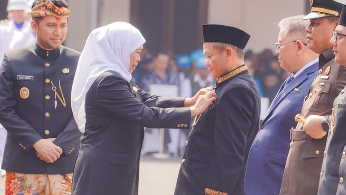 Menperin Sarmuji Terima Penghargaan Lencana Jer Basuki Mawa Beya dari Pemprov Jatim