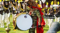 Anggota korps marching band SMAN Taruna Pamong Praja Jawa Timur tampil saat menunjukkan kebolehannya di halaman Gedung Negara Grahadi, Surabaya. Penampilan atraktif dengan hiasan kepala macan pada pemukul drum besar tersebut menjadi salah satu pertunjukkan seni yang turut memeriahkan rangkaian Upacara Peringatan Hari Jadi ke-81 Provinsi Jawa Timur.
