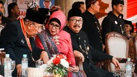 Gubernur Jawa Timur periode 2009–2019 Soekarwo tampak hadir dan duduk di kursi kehormatan panggung Gedung Negara Grahadi, Surabaya, saat menghadiri Upacara Hari Jadi ke-81 Provinsi Jawa Timur.