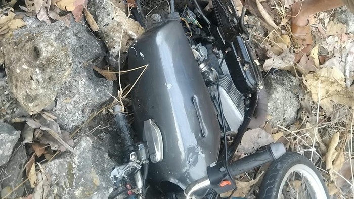 Motor Yamaha RX King bernomor polisi AB 3571 AW yang ditemukan di lokasi kejadian dalam kondisi rusak.