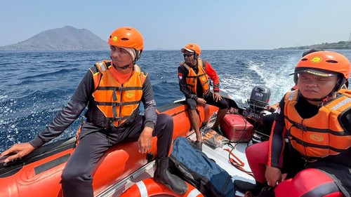 Tim SAR Gabungan mencari nelayan yang hilang terseret arus, Senin (12/10/2026).