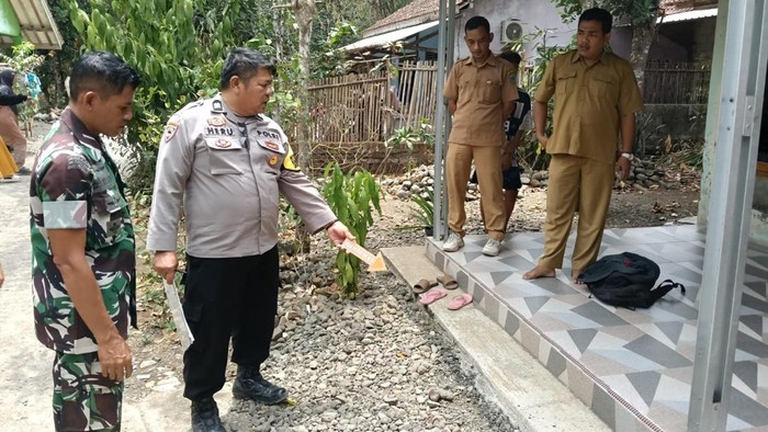 Olah TKP kasus pembacokan pedagang sayur keliling di Desa Kedungjati, Kebumen, Senin (12/10/2026).