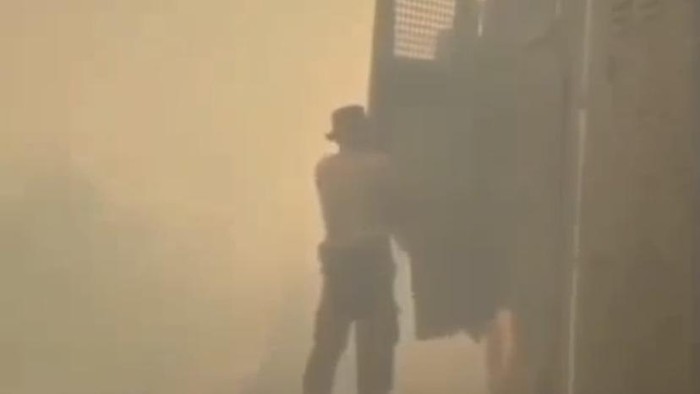 Pada Senin (12/10/2026), asap yang menyelimuti Kobar, Kalteng tampak menguning. Polisi padamkan api karhutla di Jalan Kotawaringin Lama. (Istimewa)