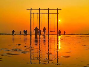 Berburu Sunrise di Pantai Kejawanan Cirebon, Bisa Ngapain Aja?