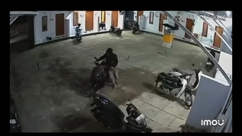 Pelaku curanmor terekam menuntun sepeda motor curian di sebuah rumah kos di Jalan Celagi Basur, Jimbaran, Kuta Selatan, Badung, Bali. (Foto: Tangkapan layar CCTV)