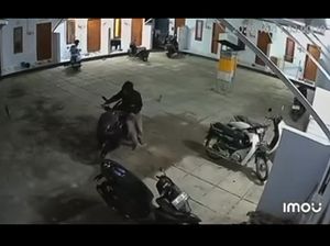 Viral Pelaku Curanmor Terekam CCTV Tuntun Motor di Kos Jimbaran