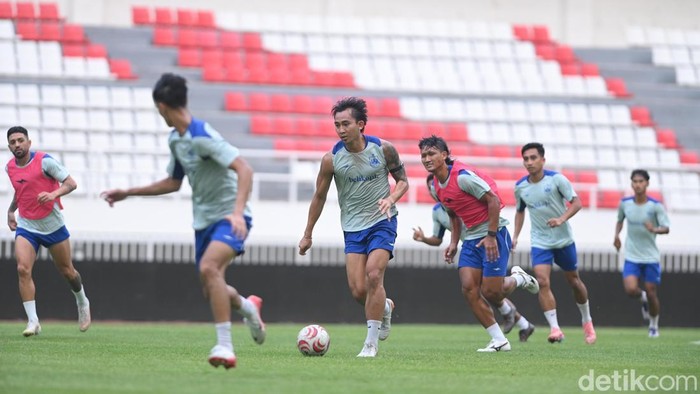 Pemain PSIS kembali menjalani sesi latihan di Stadion Jatidiri Semarang, Senin (12/10/2026).