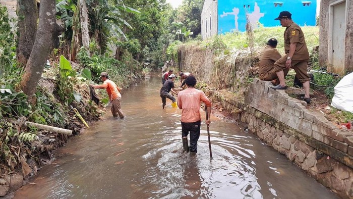 Pembersihan saluran Parakan Jati, Kabupaten Bogor.