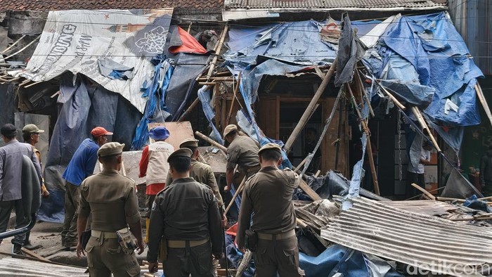 Pembongkaran lapak PKL di Kiaracondong