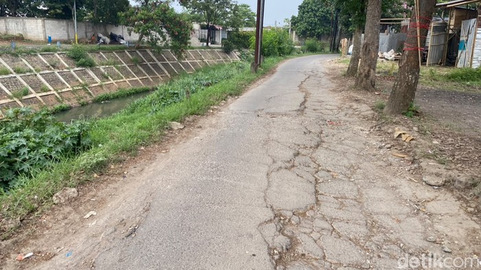 Penampakan kerusakan jalan yang berada di Sempadan Sungai Cinambo, Gedebage