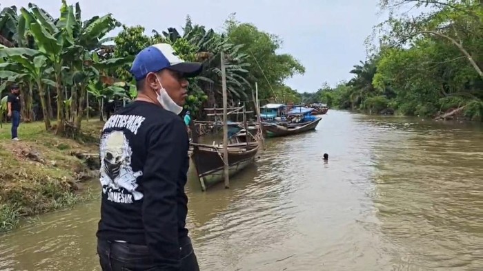 Penggerebekan narkoba di Percut Sei Tuan, Deli Serdang, Sumatera Utara. Seorang pelaku terjun ke sungai, Minggu (11/10/2026).