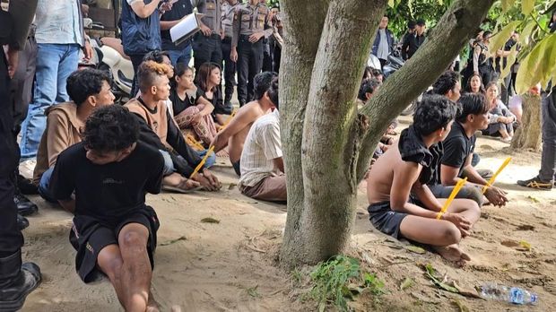 Penggerebekan narkoba di Percut Sei Tuan, Deli Serdang, Sumatera Utara Penggerebekan narkoba di Percut Sei Tuan, Deli Serdang, Sumatera Utara. Seorang pelaku terjun ke sungai, Minggu (11/10/2026).