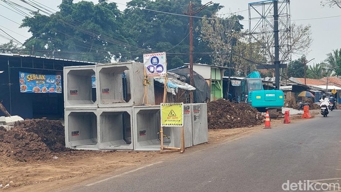 Perbaikan drainase di Jalan Demang Hardjakusumah dekat Pemkot Cimahi
