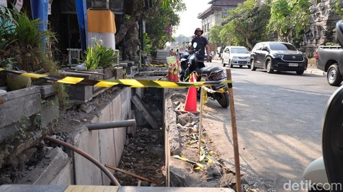 Perbaikan trotoar di Jalan Raya Ubud, Gianyar, Sabtu (10/10/2026). (Aryo Mahendro/detikBali).