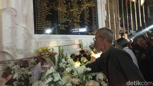 Sejumlah wisatawan mancanegara memberikan bunga dalam peringatan tragedi Bom Bali I ke-24 di Monumen Bom Bali, Legian, Kuta, Badung, Senin (12/10/2026).