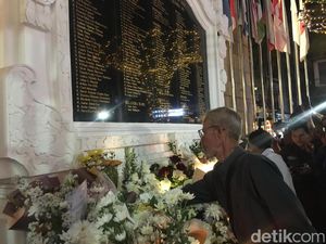 Turis-turis Australia Mengenang Korban Tragedi Bom Bali