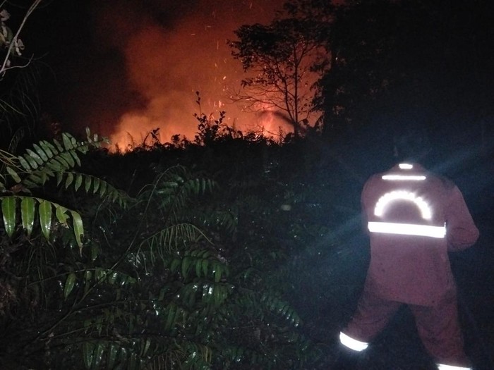 Petugas Manggala Agni Kemenhut terus berjuang memadamkan api hingga malam dan subuh di Palangka Raya. (dok Manggala Agni)