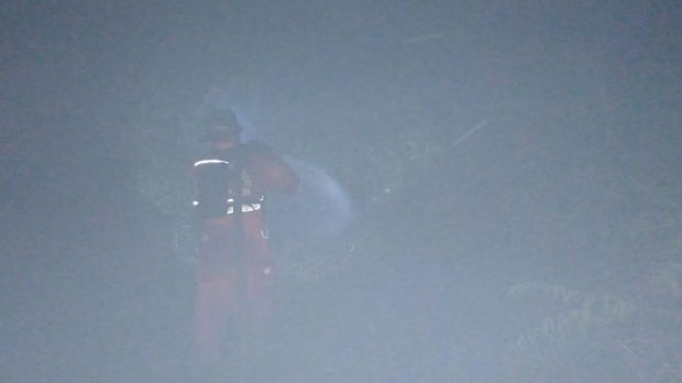 Petugas Manggala Agni Kemenhut terus berjuang memadamkan api hingga malam dan subuh di Palangka Raya. (dok Manggala Agni)