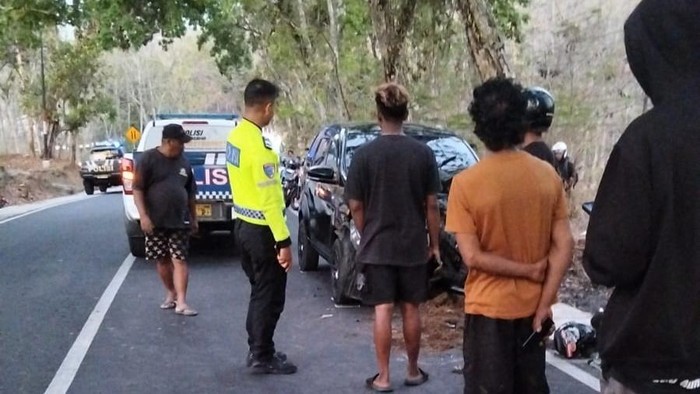 Petugas saat mendatangi lokasi kecelakaan antara motor dan mobil di Jalan Raya Wonosari-Semin, Ngasinan, Kalitekuk, Semin, Gunungkidul.