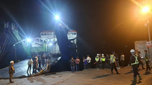 Petugas SARgabungan saat melakukan evakuasi korban terseret arus laut di Dermaga LCM Pelabuhan Gilimanuk,Jembrana, Bali, Minggu (11/10/2026). (Foto: Dok. Istimewa)