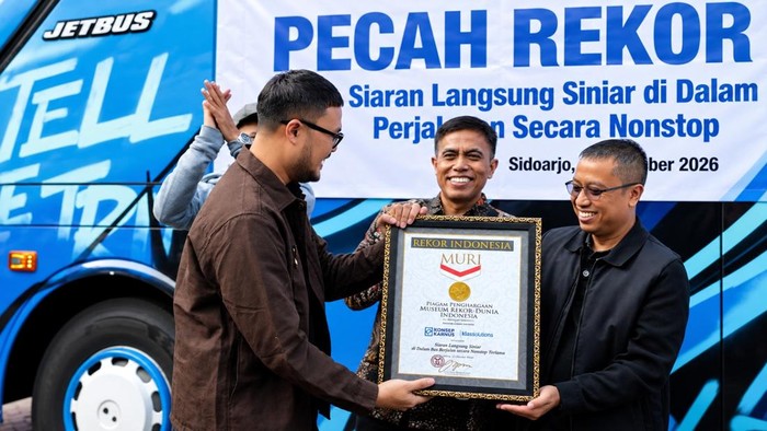 Podcast di bus jurusan Surabaya-Jakarta pecahkan rekor MURI